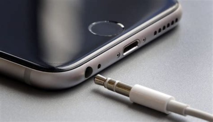 Does iphone se have earphone jack?